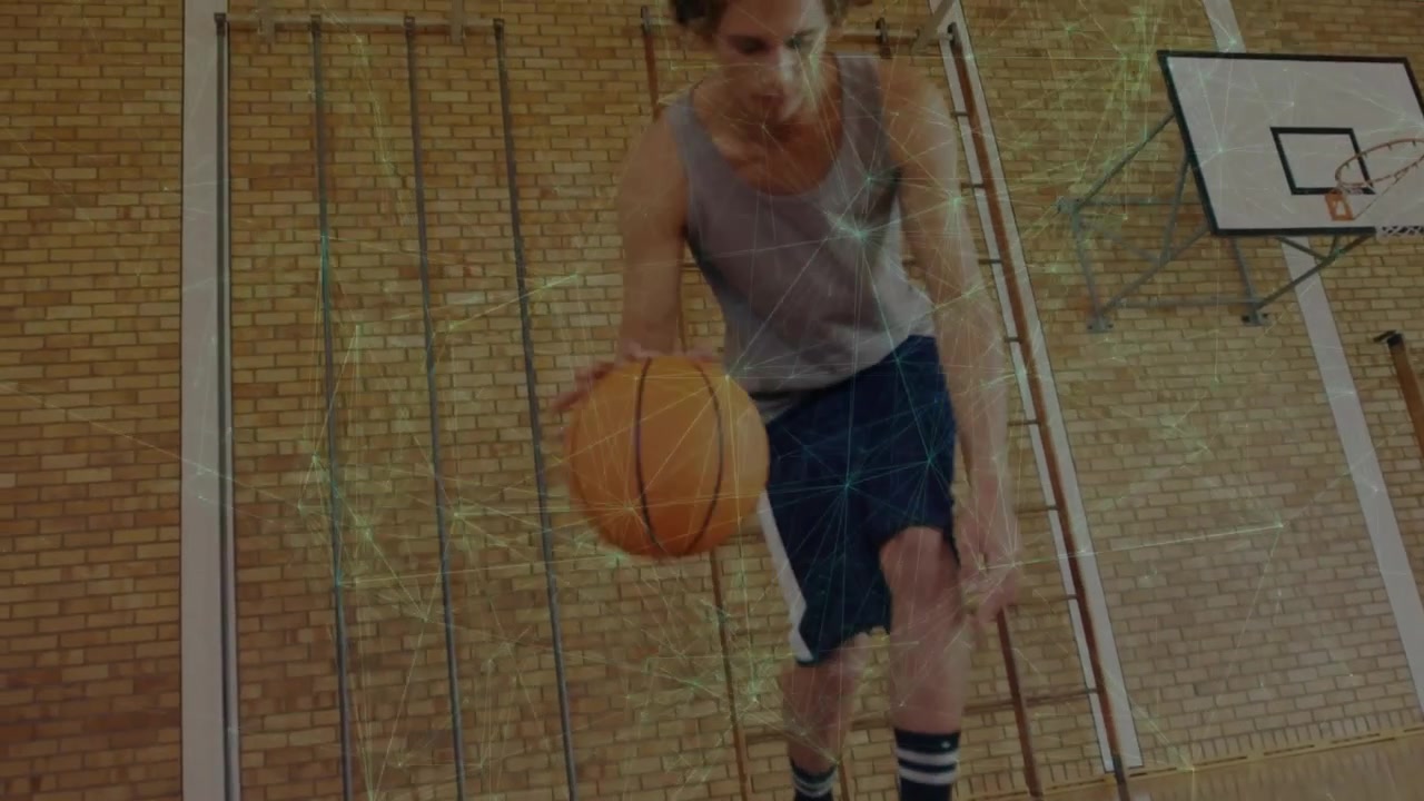 Adolescente che cambia posizione palleggiando un pallone da basket su un campo sportivo, con la telecamera che si alza mentre si prepara alla prossima mossa.