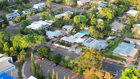 drone aéreo sobre lujosas propiedades en el suburbio del barrio residencial