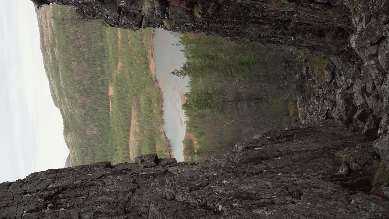 hildremsvatnet, condado de trondelag, noruega - una vista panorámica del lago rodeado de follaje exuberante - toma vertical
