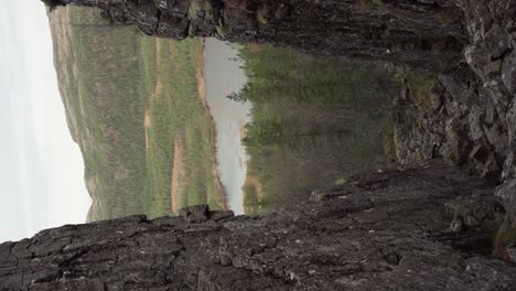 -Hildremsvatnet,-Trondelag-County,-Norway---A-Scenic-View-of-Lake-Surrounded-by-Lush-Foliage---Vertical-Shot