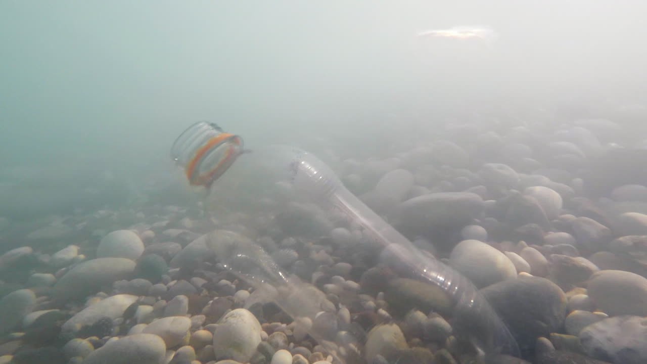 las botellas de plástico vacías se hunden en el fondo del mar y conllevan un peligro para los habitantes marinos
