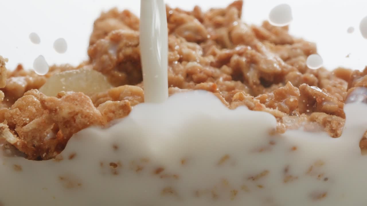 vertiendo leche sobre la granola