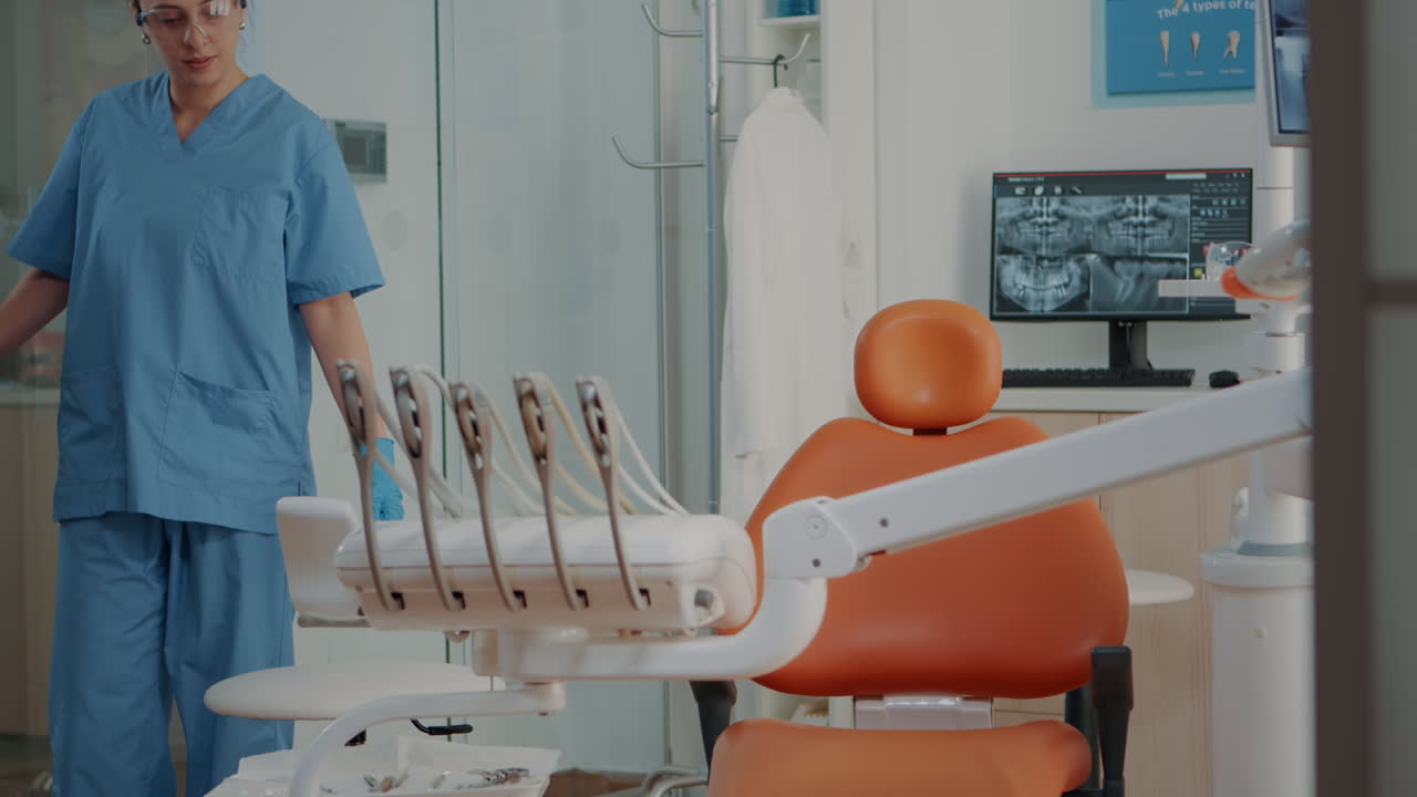 paciente que asiste a una consulta con un dentista sénior