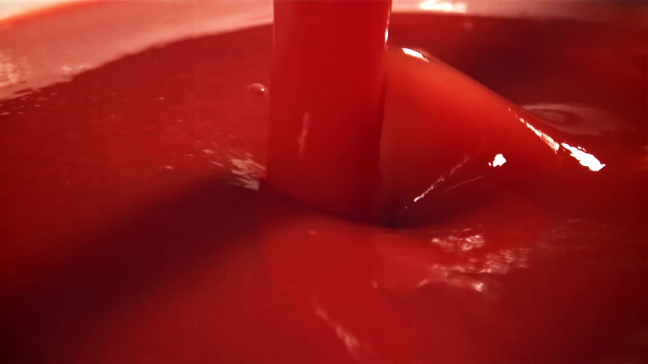 Ketchup o salsa di pomodoro rosso vivace che si versa