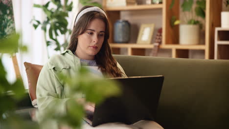 mujer trabajando en la computadora portátil en casa