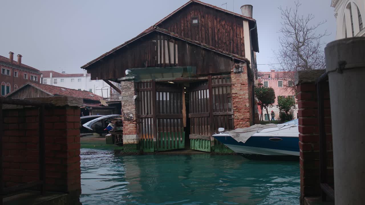 el astillero de squero di san trovaso en el sereno canal de venecia, italia