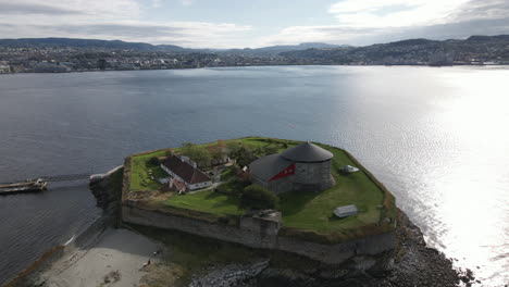 Paisaje-Marino-Con-Un-Antiguo-Monasterio-Isla-Munkholmen-Cerca-Del-Puerto-De-Trondheim-En-Noruega