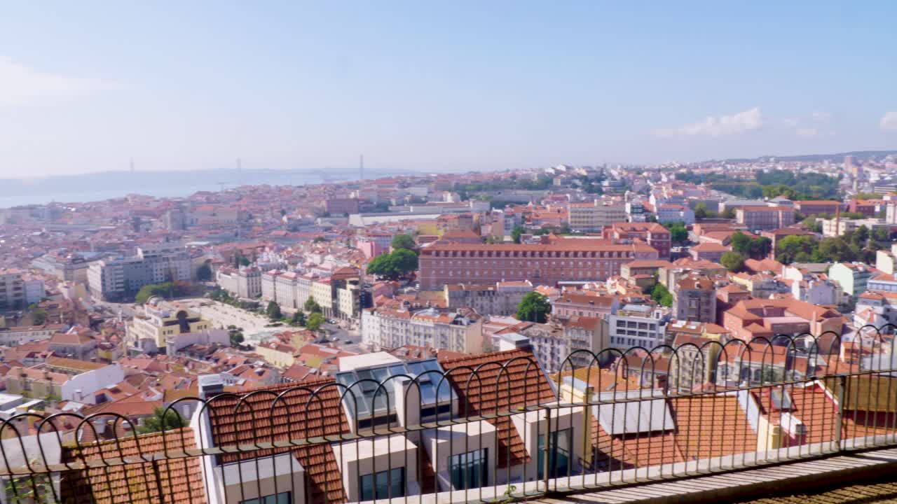 Vista dei tetti di Lisbona da un belvedere nel centro città