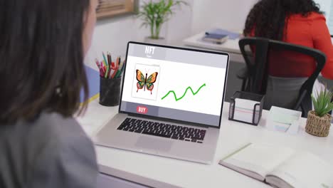 video de una mujer caucásica trabajando en una computadora portátil con nft en la pantalla
