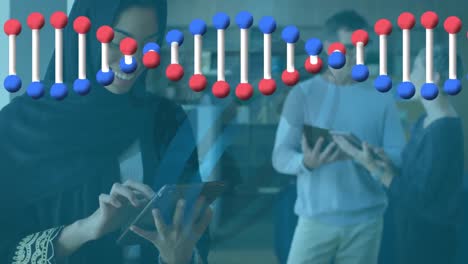 animación de la hilera de adn girando, globo y conexiones sobre la mujer usando tableta