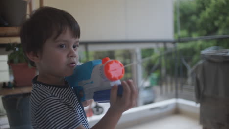 Imágenes-De-Un-Niño-Caucásico-Jugando-Con-Un-Juguete-De-Pistola-De-Agua