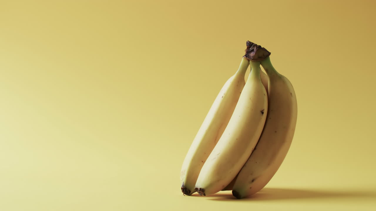video de plátanos con espacio de copia sobre fondo amarillo