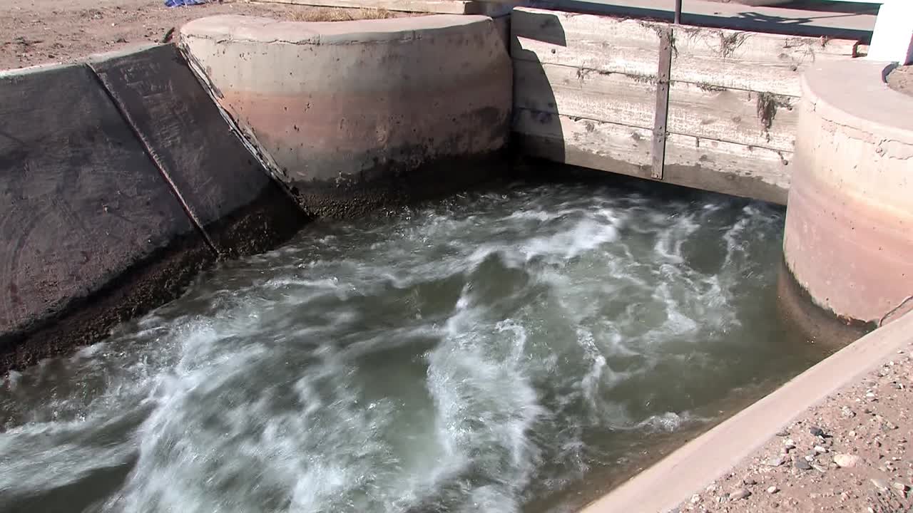Acequia de riego en California, EE. UU.