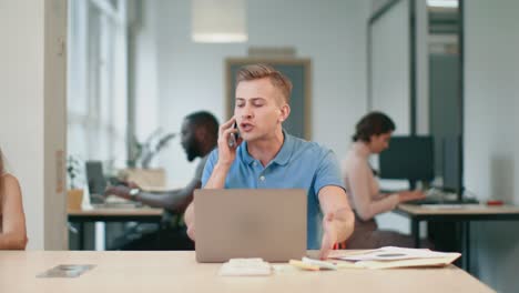 Wütender-Mann,-Der-Im-Coworking-Space-Auf-Dem-Handy-Spricht.-Aggressiver-Mann,-Der-Einen-Anruf-Tätigt.