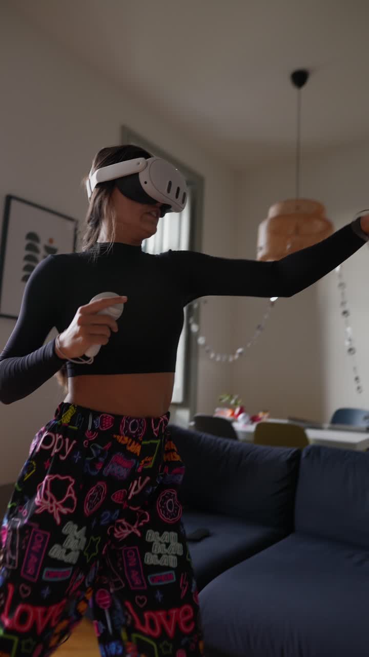 женщина играет в виртуальные игры дома