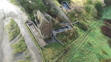 Historisches-Gruseliges-Märchen-Rivington-Taubenturm-Antenne-Birdseye-Rechte-Umlaufbahn-Mit-Blick-Auf-Die-Landwirtschaftslandschaft-Der-Englischen-Winterhügel