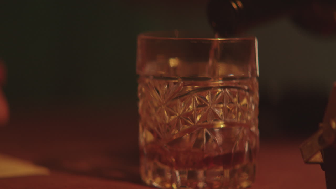 크리스탈 컵에 위스키를 부어 넣는 것