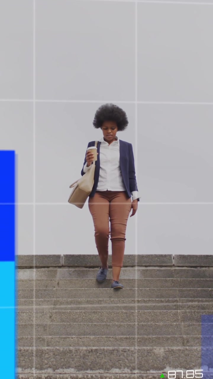 Animazione di statistiche e dati aziendali su donna afroamericana in città