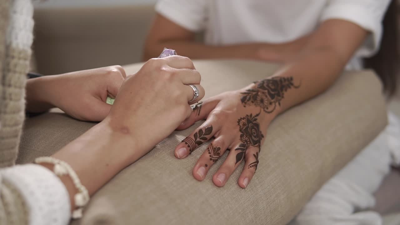 Applicazione di tatuaggio all'henné