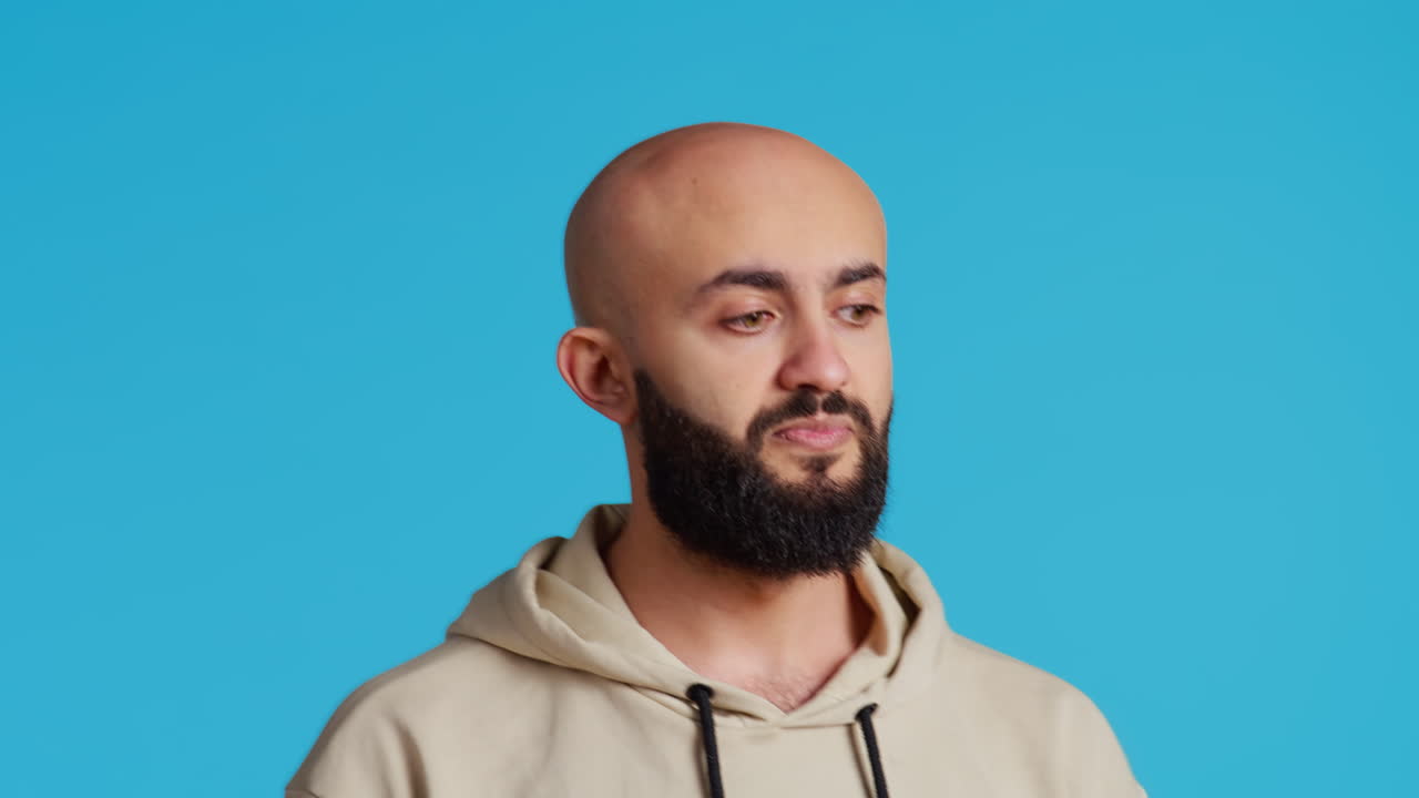 손가락 으로 부정적 인 표시 를 하는 아랍인