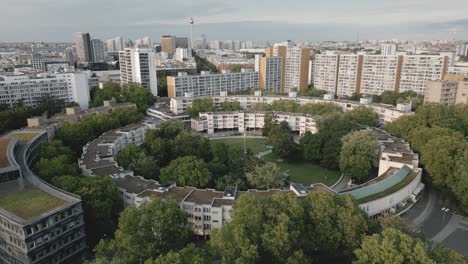 Vista-Aérea-De-La-Naturaleza-Adaptándose-En-La-Jungla-Urbana,-Día-Soleado-En-Alemania-Oriental