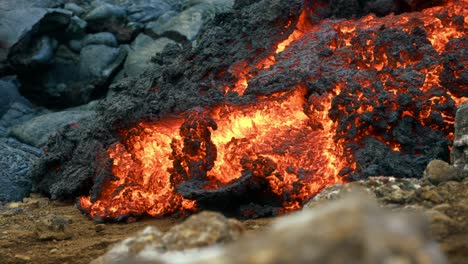 flujo de lava en fagradalsfjall, islandia - flujo de lava rojo y naranja fundido - primer plano