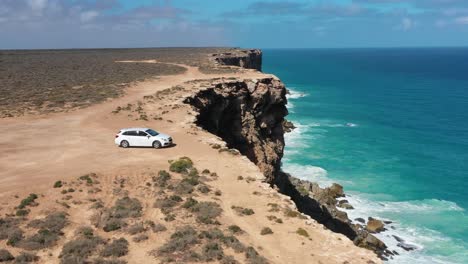 Excelente-Toma-Aérea-De-Un-Auto-Estacionado-Al-Borde-De-La-Gran-Bahía-Australiana-En-El-Sur-De-Australia