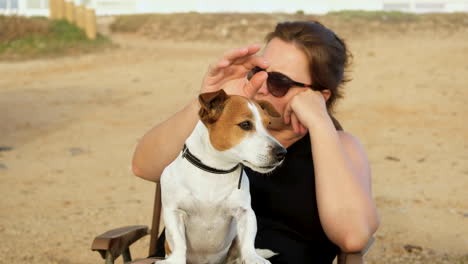 Frontale-Aufnahme-Des-Entzückenden-Jack-Russell,-Der-Liebevoll-Auf-Dem-Schoß-Der-Frau-Gestreichelt-Wird