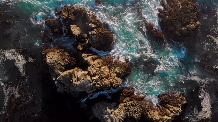 Bella vista dall'alto delle onde che si infrangono sugli scogli nella California settentrionale, Big Sur