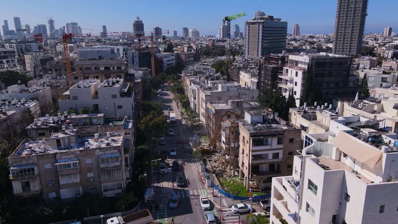 vista aérea de una bulliciosa calle de la ciudad con arquitectura mixta y edificios de gran altura en el fondo
