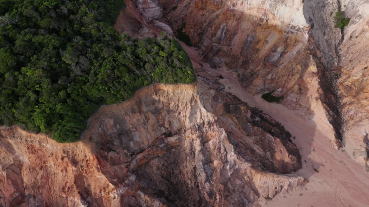 aerial - acantilados en la playa de falesias do gunga, alagoas, brasil, de arriba hacia abajo se revelan