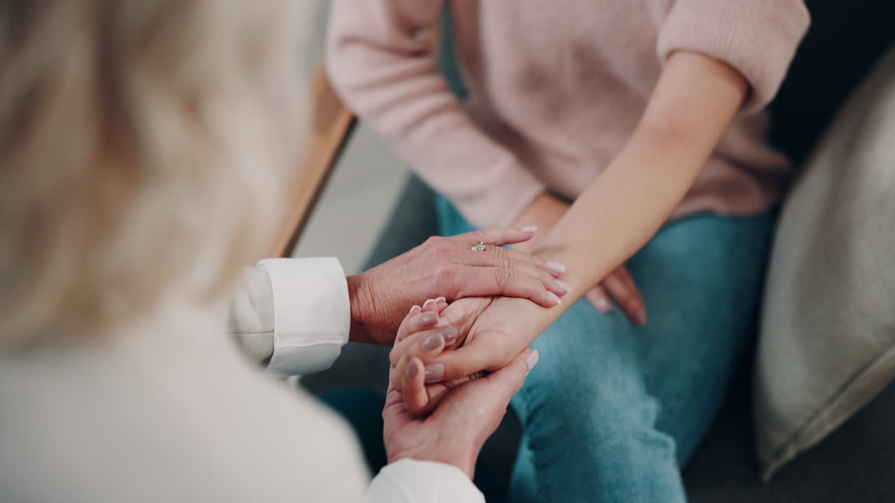 médico sosteniendo la mano de un paciente