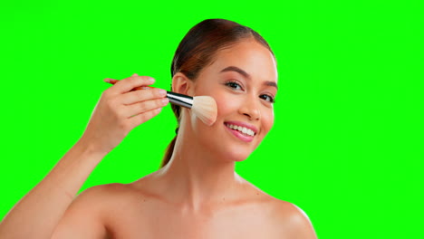 pantalla verde, pincel y rostro de mujer en el estudio