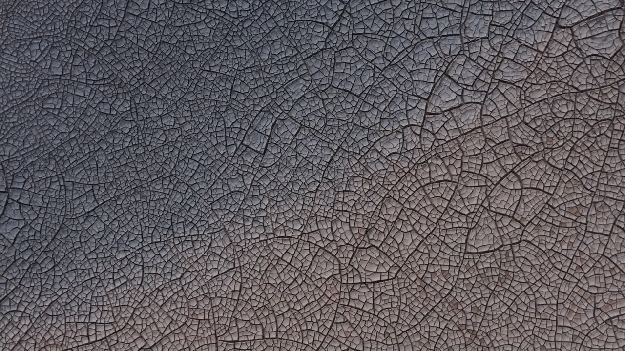 antena de suelo agrietado de lago seco, marismas áridas, islandia