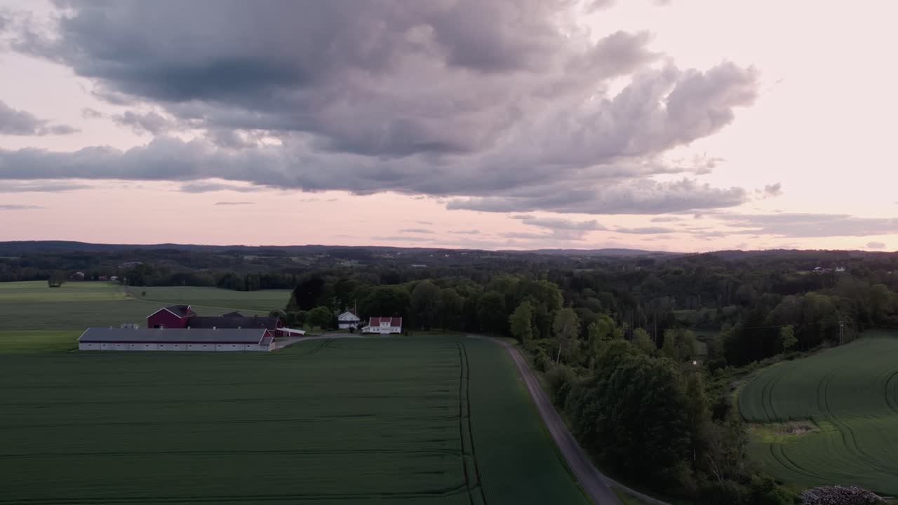 Paesaggio agricolo pacifico nella regione di Oslo, Norvegia