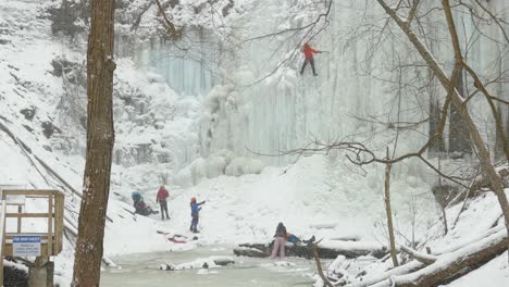 Escaladores-De-Hielo-Disfrutando-De-Su-Ascenso-En-Cascada-Congelada-Durante-Los-Inviernos-Extremos