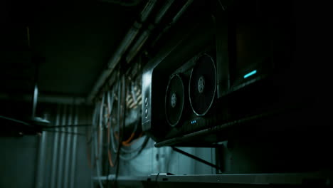 primer plano de una tarjeta gráfica con dos ventiladores en una habitación oscura