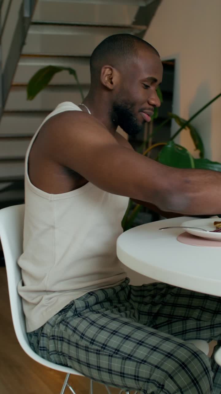 hombre comiendo una comida en casa