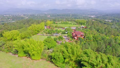 Idyllischer-Blick-Auf-Stadthäuser-In-Villa,-Umgeben-Von-Dickicht-Im-Sommer-In-Jarabacoa,-Provinz-La-Vega,-Dominikanische-Republik