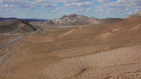 las montañas cerca de la entrada del valle de la muerte en nevada