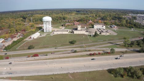 pedernal, torre de agua de michigan y planta de tratamiento a lo largo de la autopista dort y 475 video de dron de toma ancha que es estable