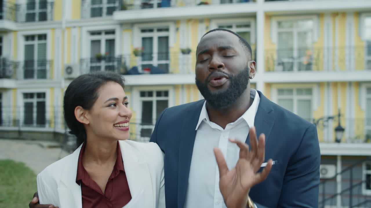 personas de negocios felices hablando en la calle urbana. equipo emocionado riendo afuera
