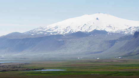 montaña cubierta de nieve en la península de snaefellsnes, islandia, acercamiento amplio