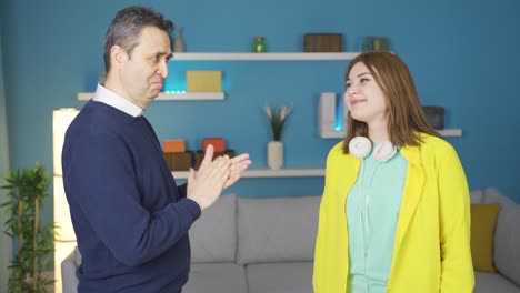 papá está orgulloso de su hija y la aplaude.