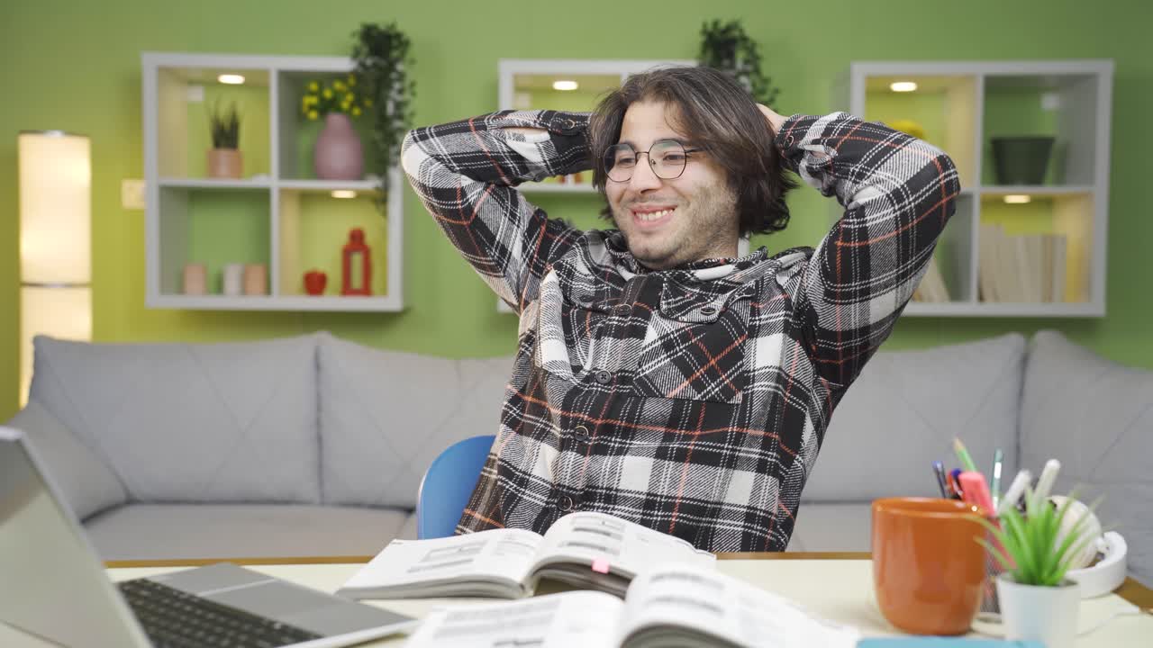 un joven feliz experimentando una sensación de alivio.