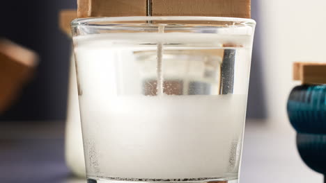 vela casera con un lapso de tiempo de alejamiento de la solidificación de la cera a temperatura ambiente