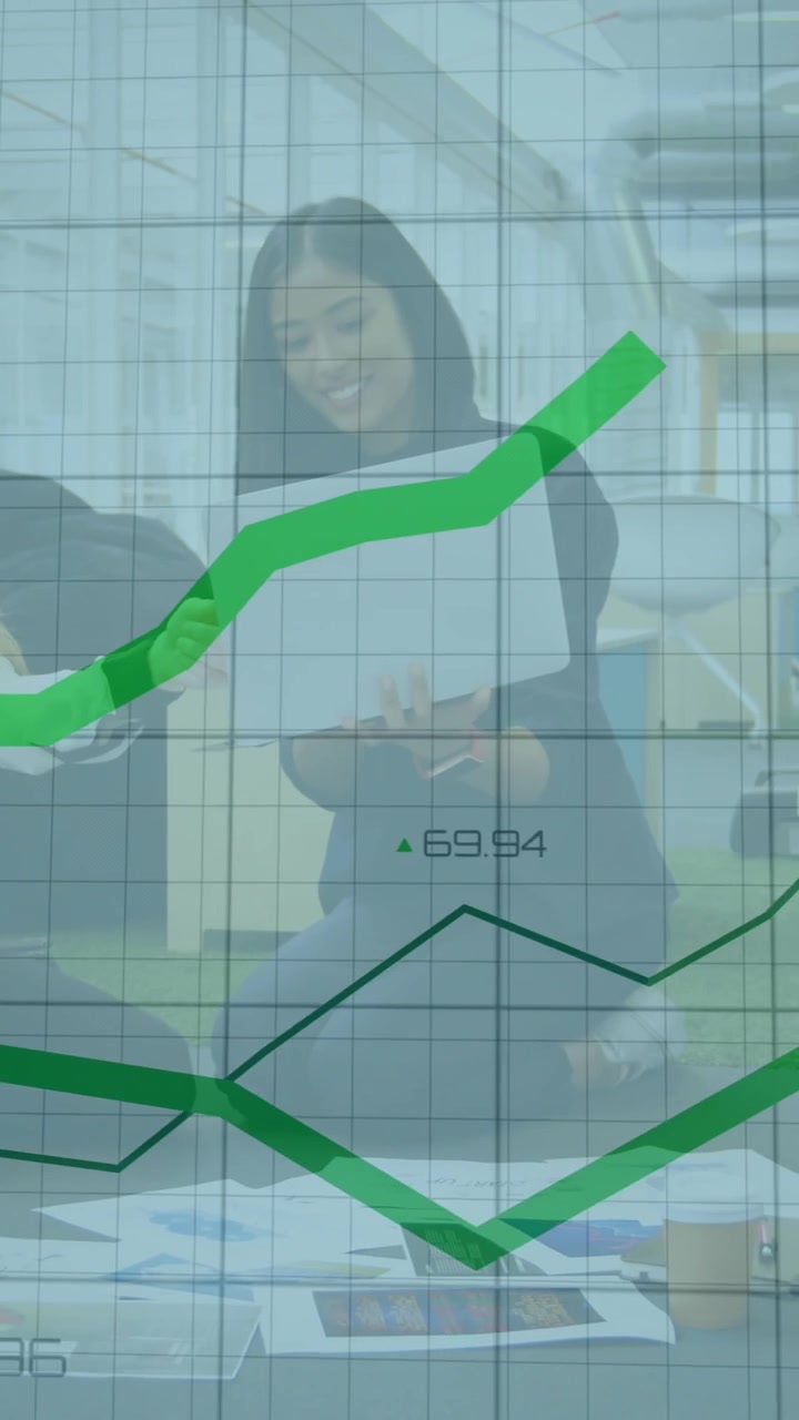 Animación de gráfico de crecimiento financiero verde sobre diversas personas de negocios colaborando en la oficina.