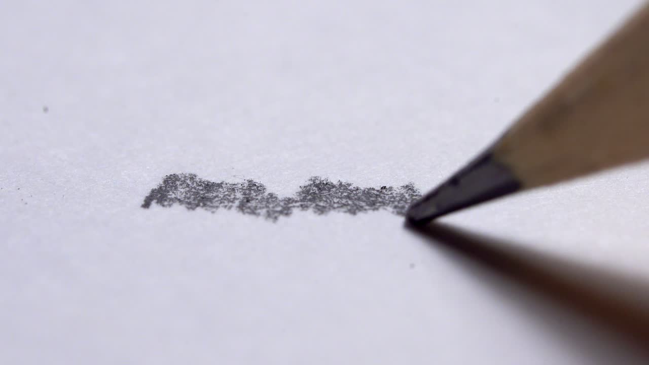 primer plano de un dibujo a lápiz sobre una hoja de papel blanco