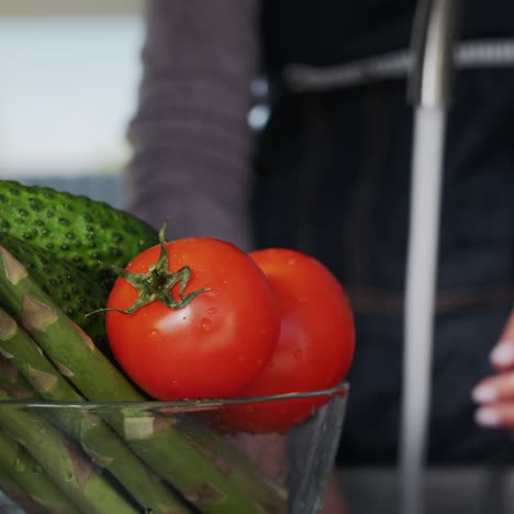 Frau-Wäscht-Zutaten-Für-Salat-4