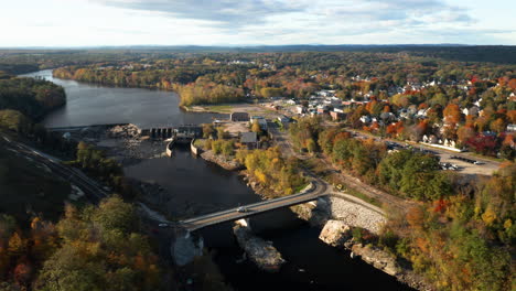 Toma-Aérea-De-Gran-Angular-De-Las-Cataratas-De-Lisboa,-Maine-Y-El-Río-Androscoggin